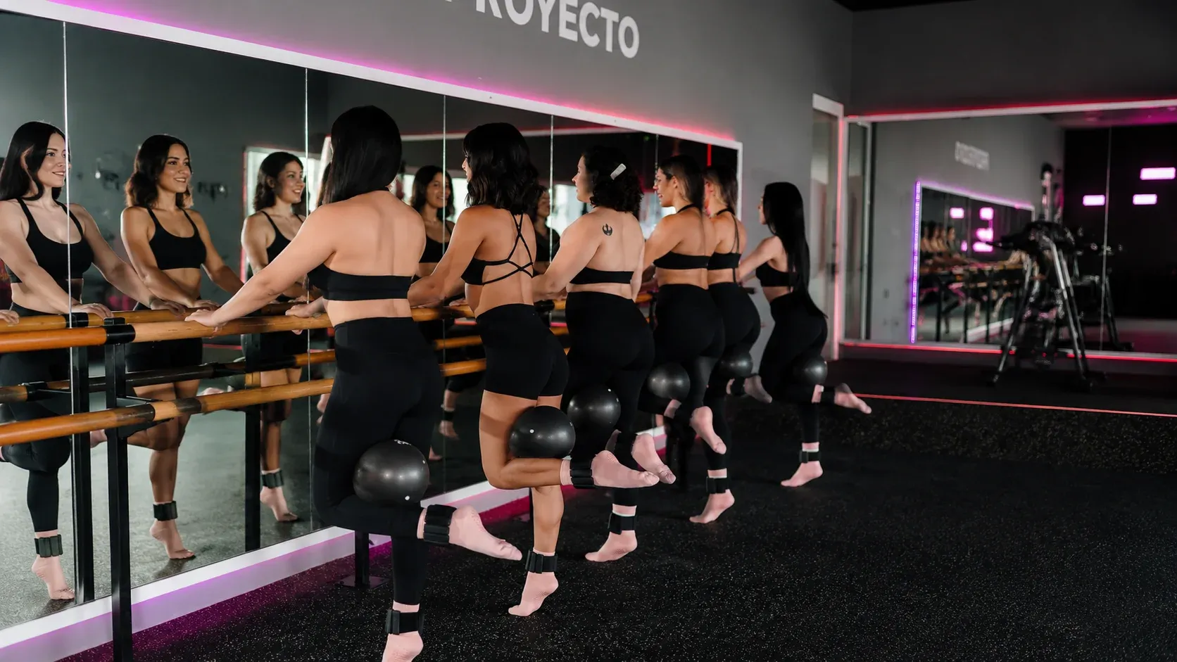 Coach guiando una clase de Barre Fusión en MOVE Studio