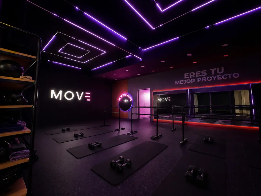 Clase grupal en MOVE Studio Xalapa con luces y ambiente de comunidad