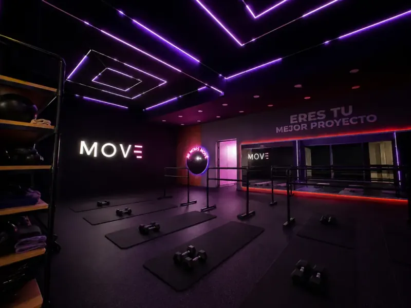 Clase grupal en MOVE Studio Xalapa con luces y ambiente de comunidad