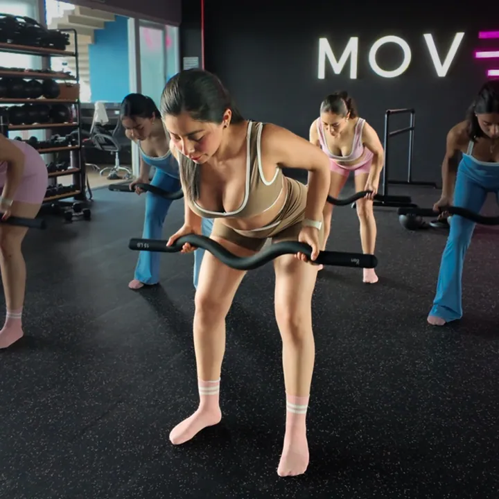 Coach guiando una clase en MOVE Studio