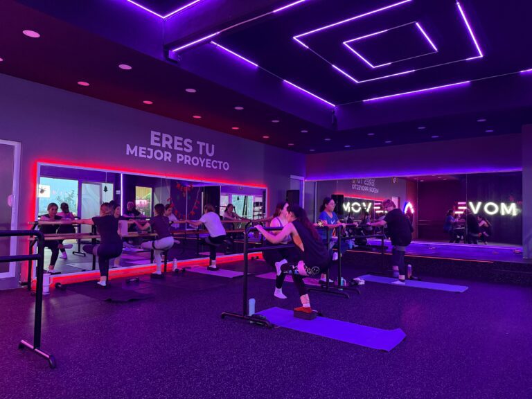 Interior del estudio de Barre y Pilates en Xalapa con ambiente inmersivo