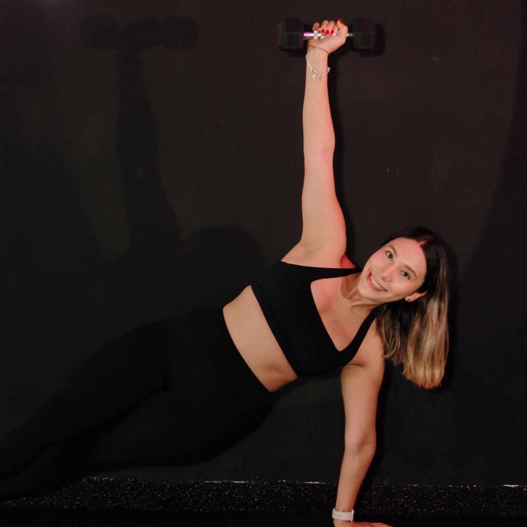 Coach Cesi demostrando un ejercicio de movilidad y Flow en el estudio MOVE en Xalapa.