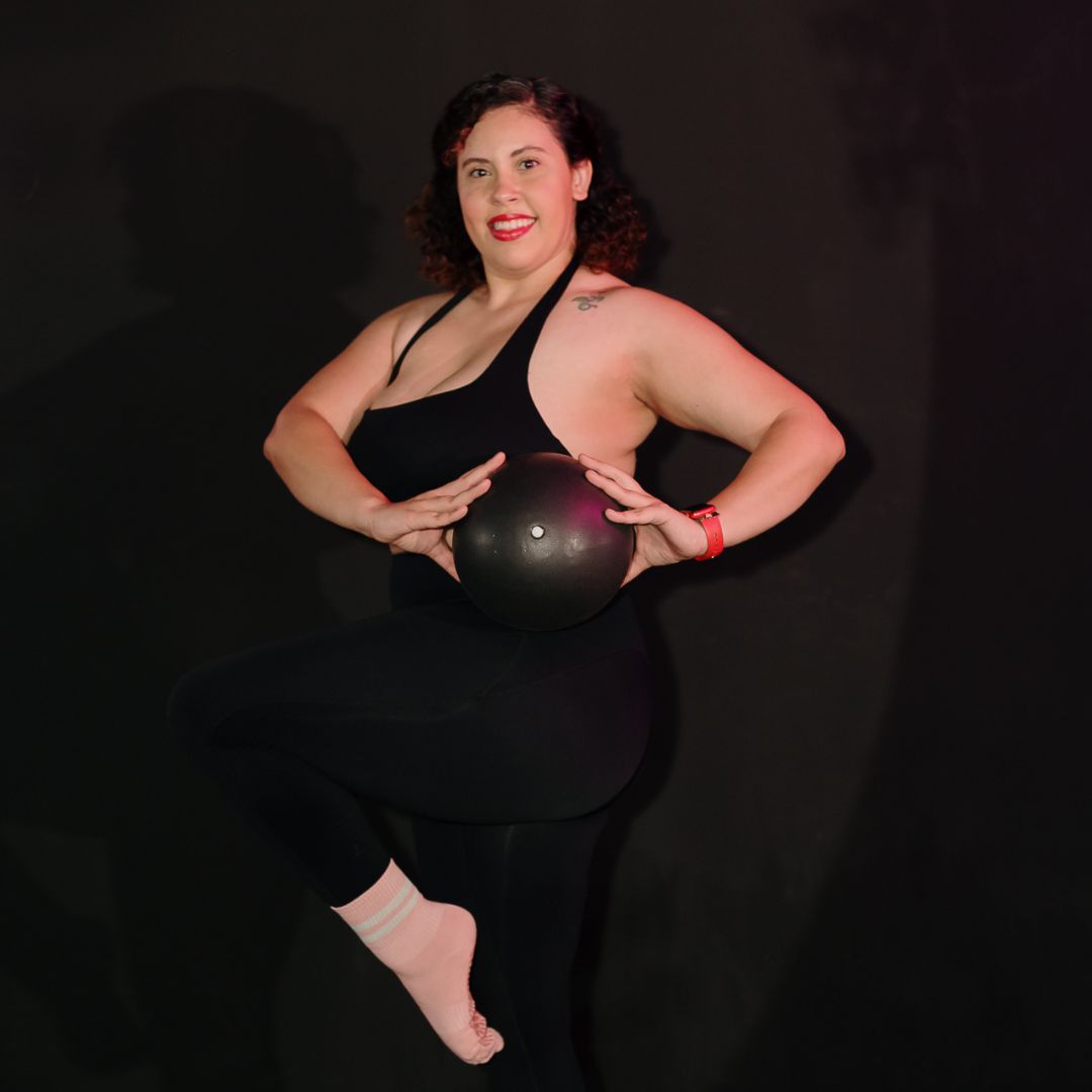 Coach Euge, especialista en clases de Barre en MOVE Studio Xalapa, posando con equipo.